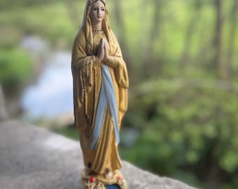 Antiek gipsen beeld van Onze-Lieve-Vrouw van Lourdes uit Frankrijk, Onbevlekte Ontvangenis, souvenir uit het heiligdom van Lourdes, gesigneerd