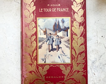 Antik illustrerad barnbok på franska "Le Tour de France" av F Soulié, äventyr om två unga bröder som cyklar genom Frankrike.