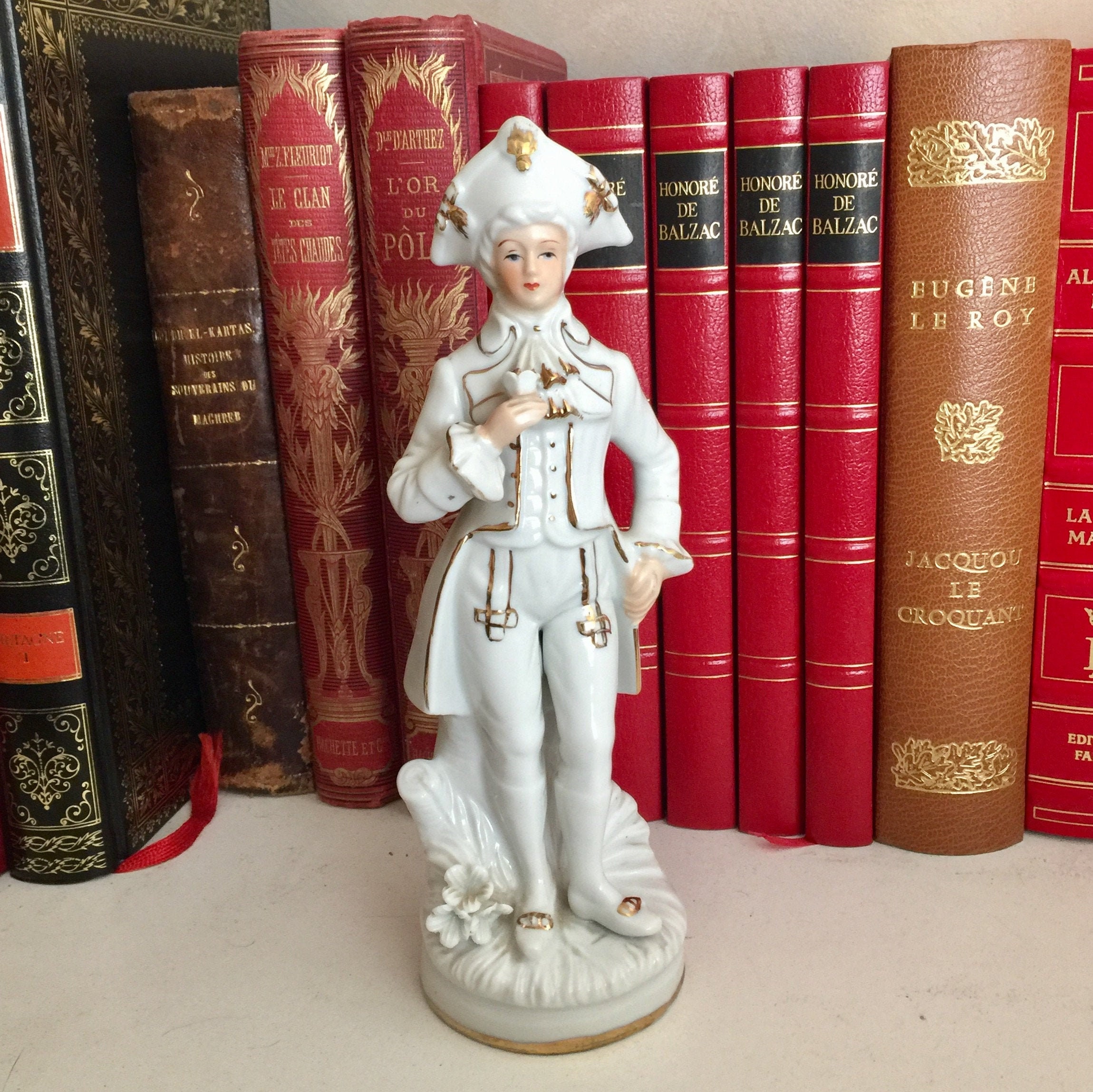 Charmante Statue en Porcelaine Vintage, Seigneur Habillé à La Mode Du Xviiie Siècle, Blanche et Doré