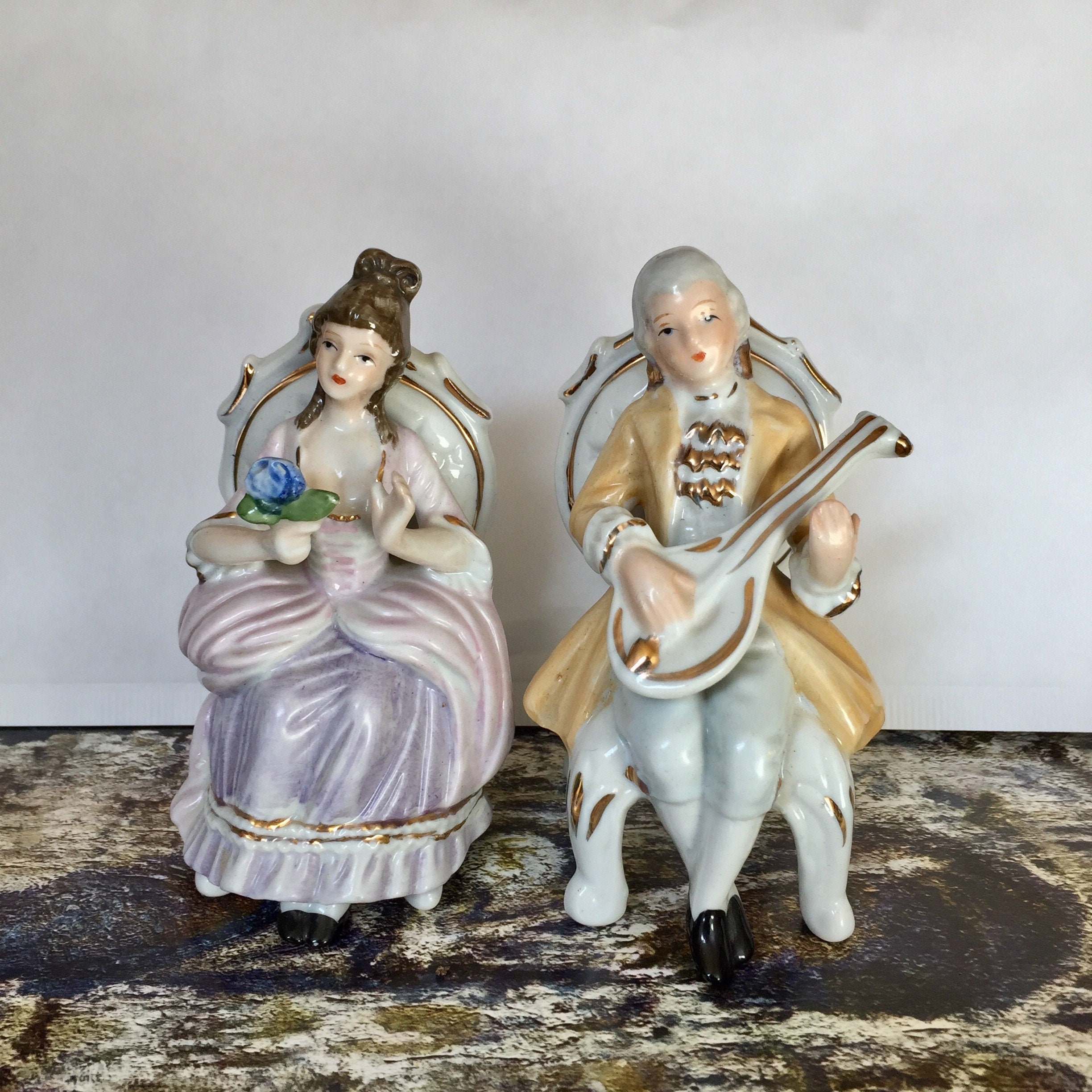 Charmant Couple de Porcelaine Vintage, Musicien et Dame Habillés à La Mode Du Xviiie Siècle, Blanc O