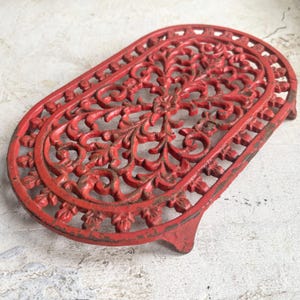 Op de afbeelding: Een rustiek houten bord met de tekst "Welcome to our porch" in witte letters. Het bord heeft een verweerde afwerking en een eenvoudig, uitnodigend ontwerp, ideaal voor buitendecoratie.