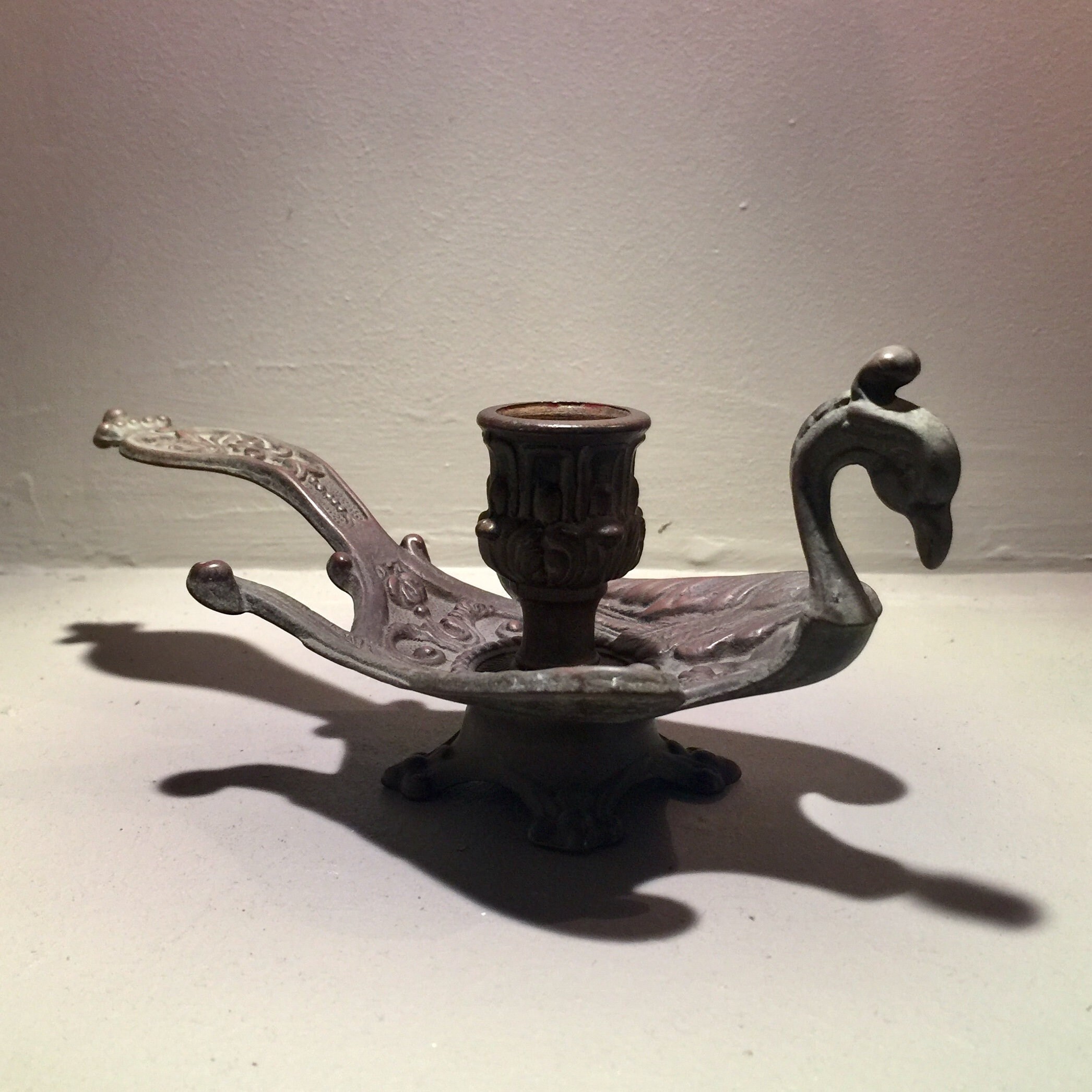 Charmant Bougeoir Paon Antique en Laiton de France, Oiseau Stylisé Fabriqué Dans Les Années 1950 Ref