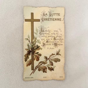 Puede incluir: Postal religiosa vintage con una cruz dorada, ilustraciones botánicas y texto en francés. La tarjeta tiene un aspecto envejecido y desgastado con un borde rasgado. El texto incluye las palabras "LA LUTTE CHRÉTIENNE" y "P. Didon."