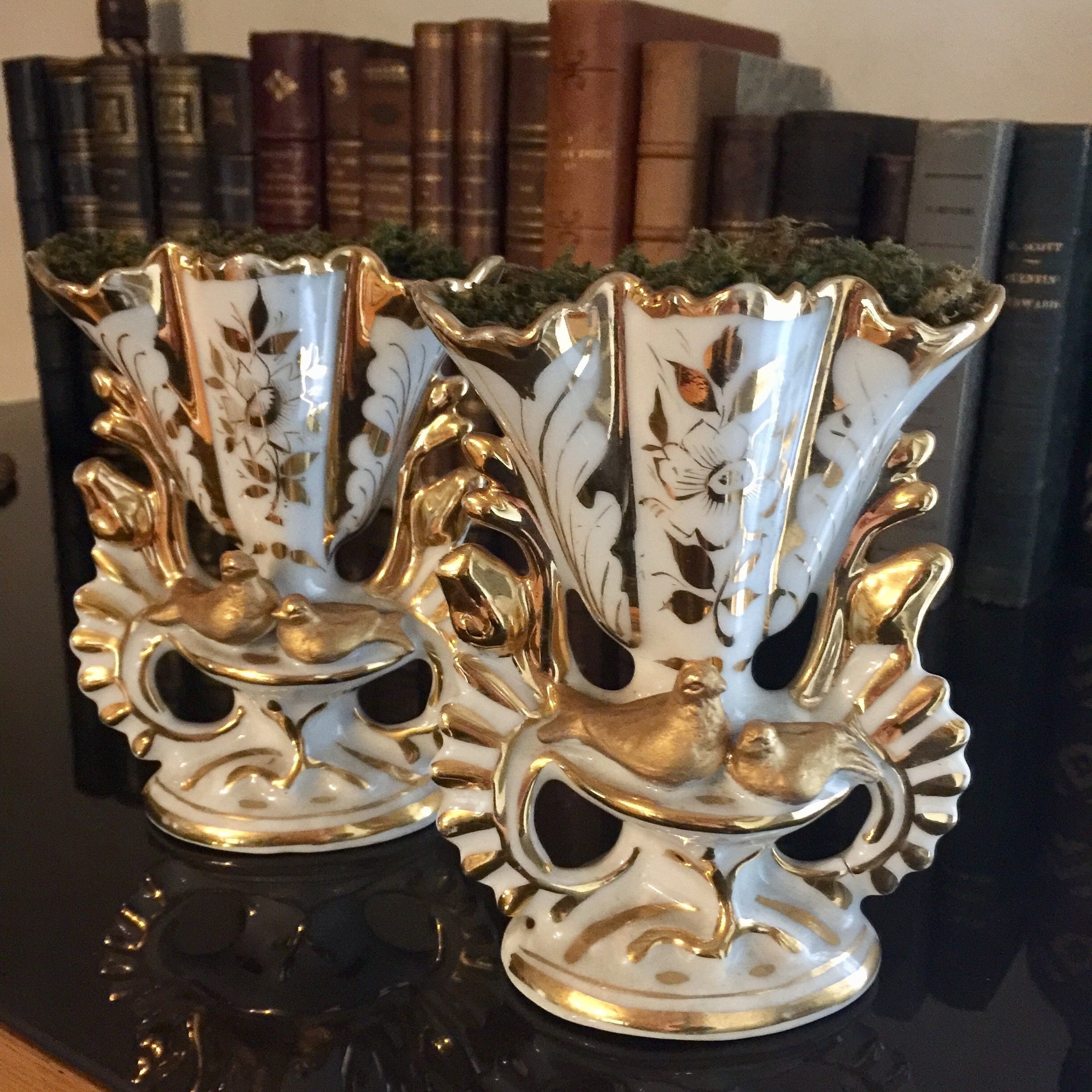 Belle Paire de Vases Mariée en Porcelaine Dorée Antique, Ensemble Antique Mariage d'église France Re