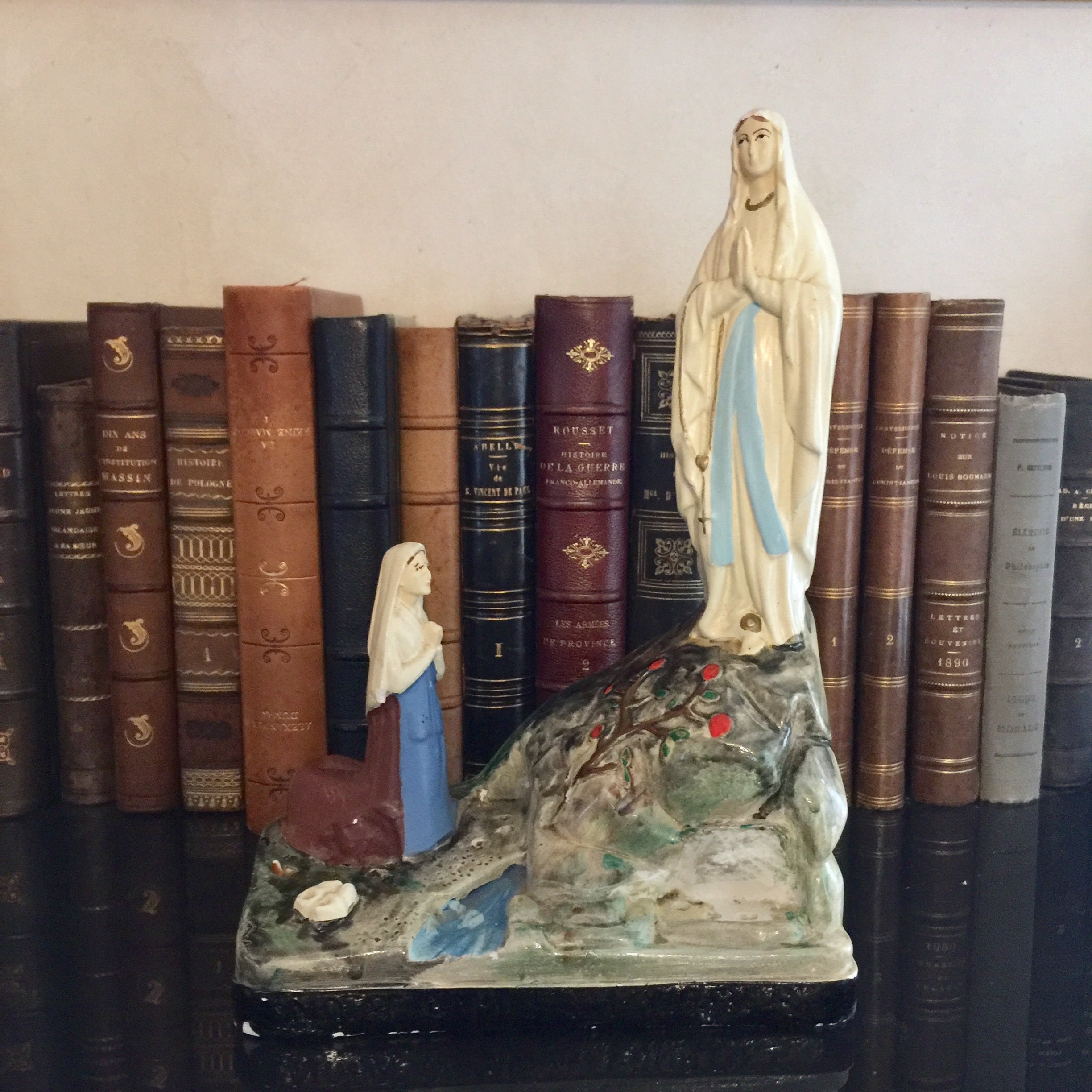 Charmante Statue Polychrome Antique Fabriquée à La Main Lourdes Dans Les Années 1940, Bernadette Sou