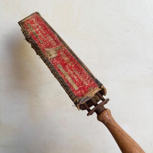 Puede incluir: Portacuchillas de afeitar vintage con mango de madera y una etiqueta roja y blanca que dice "VENUS A SAFETY RAZOR MADE IN GERMANY".