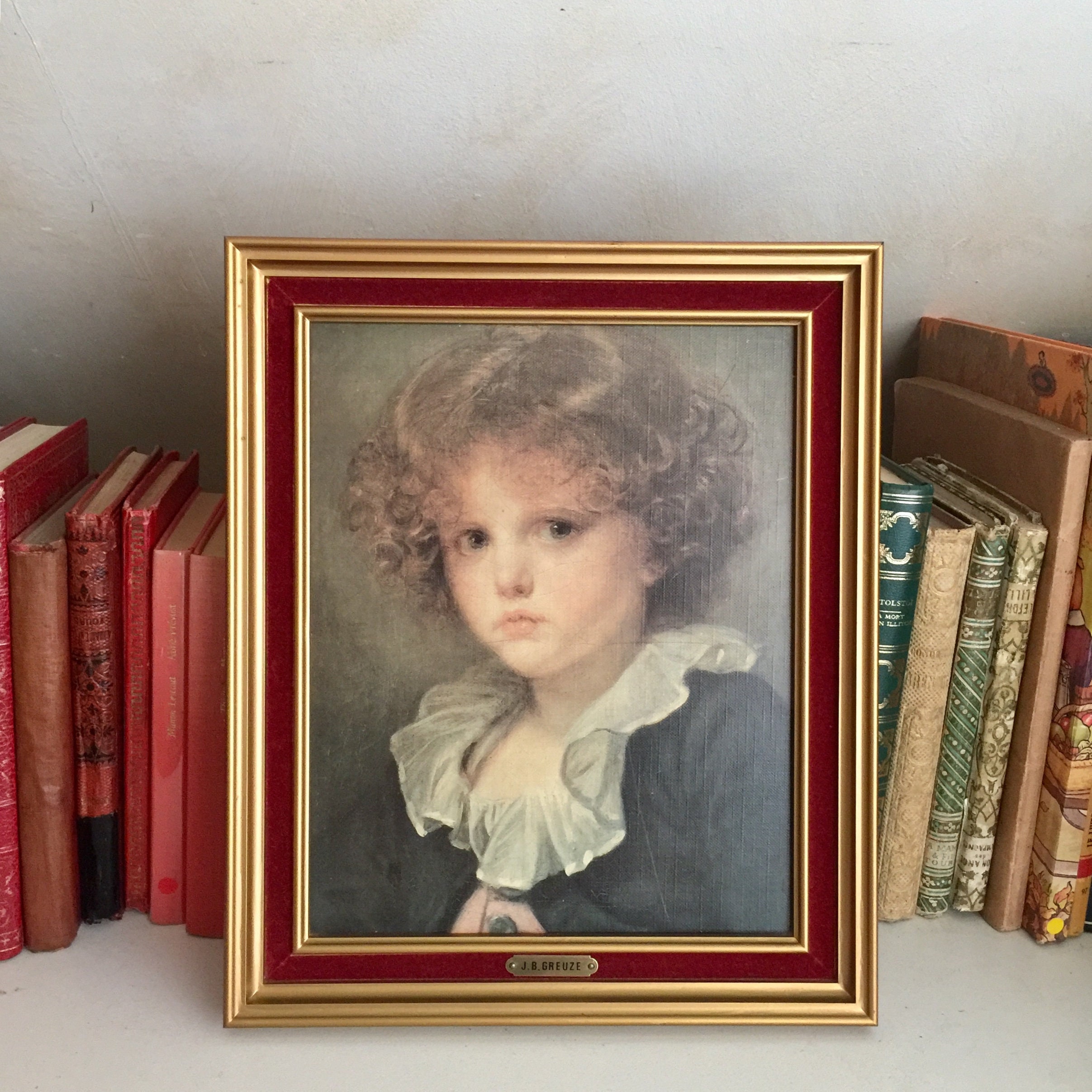 Charmant Portrait Vintage Entouré de Velours Rouge Petit Garçon Au Gilet Rouge Jean-Baptiste Greuze,