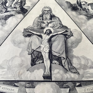 Puede incluir: Ilustración religiosa en blanco y negro que representa la crucifixión de Jesucristo. Dios sostiene la cruz con Jesús crucificado, con una paloma encima. La obra de arte es detallada y presenta una composición triangular.