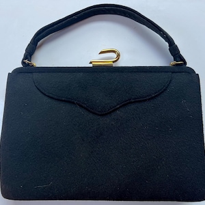 Bolso de mano vintage de la década de 1950, de Antelle, de cachemira negra, con cierre de latón abstracto grande