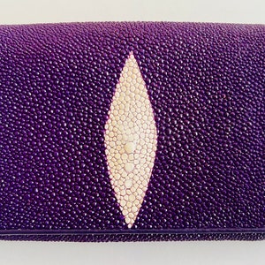 Cartera de mano vintage de piel de raya (Shagreen) de FINDIG de alta gama con tres pliegues en color PÚRPURA, NUEVA