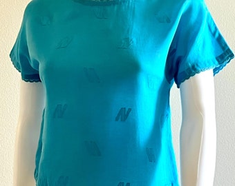 Vintage C1980s Blue Short Sleeve Lightweight Top Blouse With Scalloped Edges & Keyhole Closure