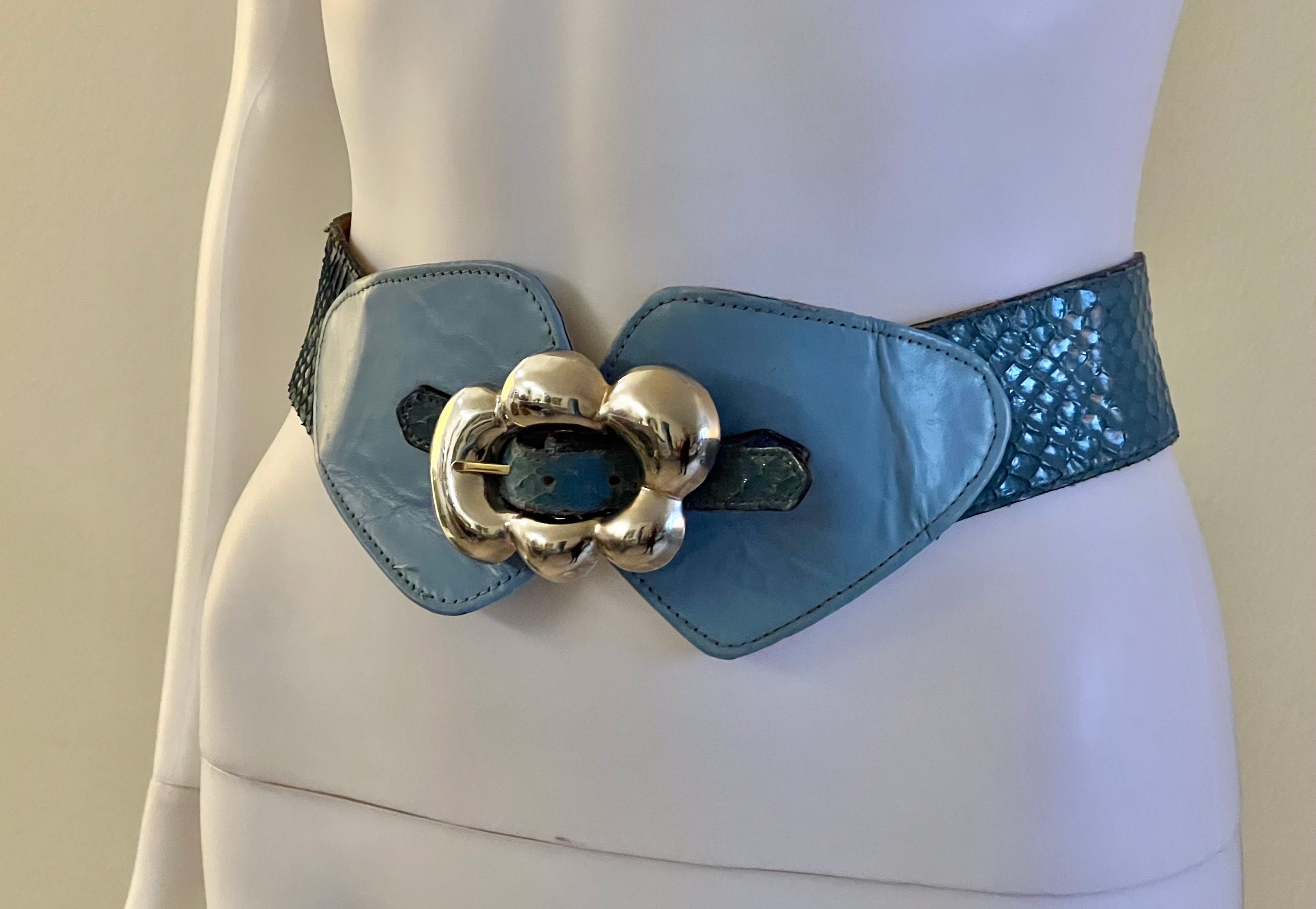 Linda Allard 
Elegant Royal Blue Snake Leather Belt with Gold Buckle (Vintage) Vintage C1980s Cornflower Blue Genuine Snakeskin Exotic  main image 2
