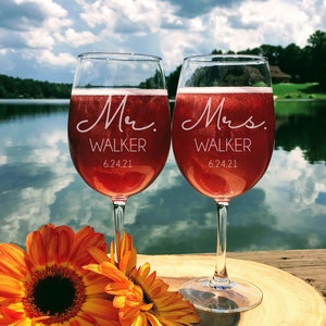 Mr and Mrs Wine Glasses | Set of 2 | Engraved Wine Glass Set for the Couple | Anniversary Gift | Gift for Couples | Wedding Gift