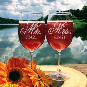 Mr and Mrs Wine Glasses | Set of 2 | Engraved Wine Glass Set for the Couple | Anniversary Gift | Gift for Couples | Wedding Gift