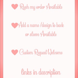 Op de afbeelding: Roze hartgrafiek met de tekst "Rush my order Available", gevolgd door een andere roze hartgrafiek met de tekst "Add a name/design to back or sleeve Available", gevolgd door een andere roze hartgrafiek met de tekst "Custom Request Welcome" en de tekst "links in description" eronder.