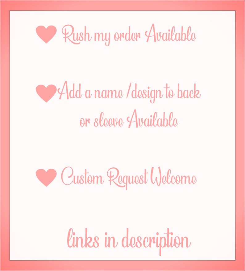 Op de afbeelding: Roze hartgrafiek met de tekst "Rush my order Available", gevolgd door een andere roze hartgrafiek met de tekst "Add a name/design to back or sleeve Available", gevolgd door een andere roze hartgrafiek met de tekst "Custom Request Welcome" en de tekst "links in description" eronder.