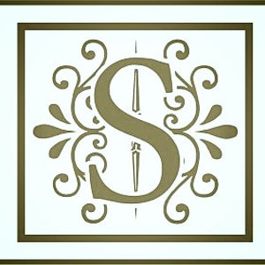 Op de afbeelding: Een decoratief initiaal "S" monogram in een gouden kleur met een gestileerd bloemmotief. De letter is gecentreerd in een vierkant frame met een lichtblauwe achtergrond.