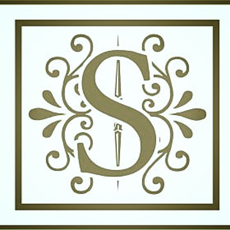 Op de afbeelding: Een decoratief initiaal "S" monogram in een gouden kleur met een gestileerd bloemmotief. De letter is gecentreerd in een vierkant frame met een lichtblauwe achtergrond.
