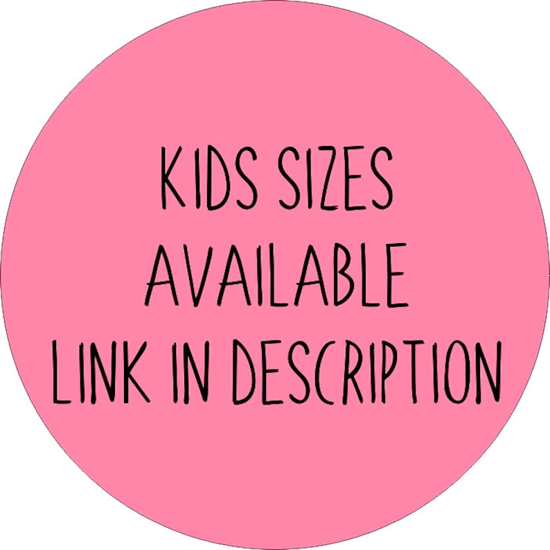 Op de afbeelding: Roze cirkel met de tekst "KIDS SIZES AVAILABLE LINK IN DESCRIPTION" in zwart.