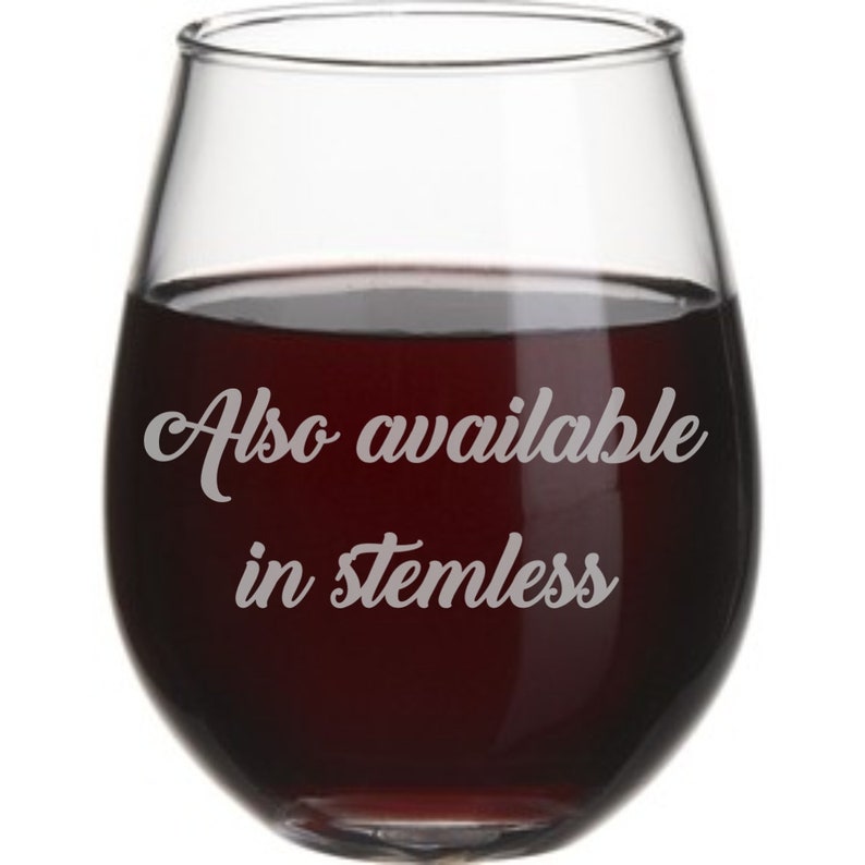 Puede incluir: Una copa de vino de vidrio transparente llena de vino tinto. La copa tiene el texto "Also available in stemless" grabado en el lateral.