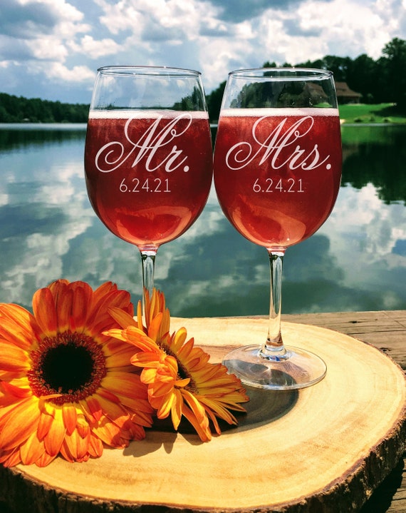 Mr and Mrs Wine Glasses | Set of 2 | Engraved Wine Glass Set for the Couple | Anniversary Gift | Gift for Couples | Wedding Gift