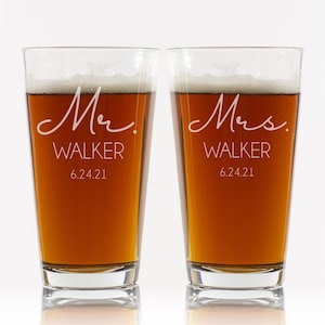 Mr and Mrs Beer Glasses | Set of 2 | Engraved Beer Glass Set for the Couple | Anniversary Gift | Gift for Couples | Wedding Gift