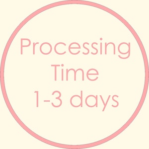 Puede incluir: C&iacute;rculo rosa con el texto "Processing Time 1-3 days" en blanco.