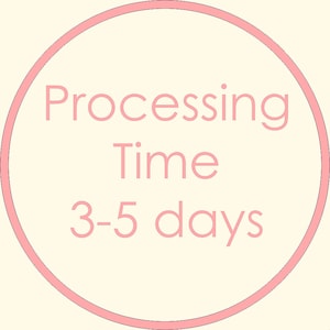 Op de afbeelding: Roze cirkel met de tekst "Processing Time 3-5 days" in wit.