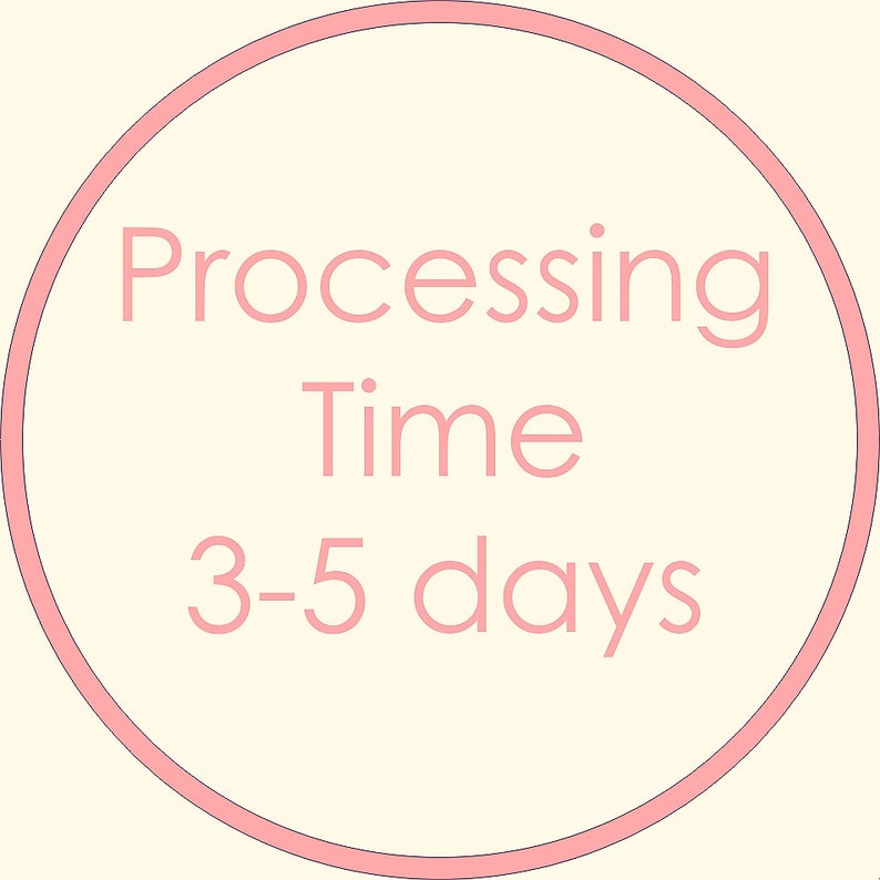 Op de afbeelding: Roze cirkel met de tekst "Processing Time 3-5 days" in wit.