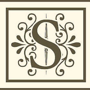 Puede incluir: Una letra S decorativa, adornada, de color marr&oacute;n con un dise&ntilde;o floral. La letra est&aacute; rodeada por un marco cuadrado.