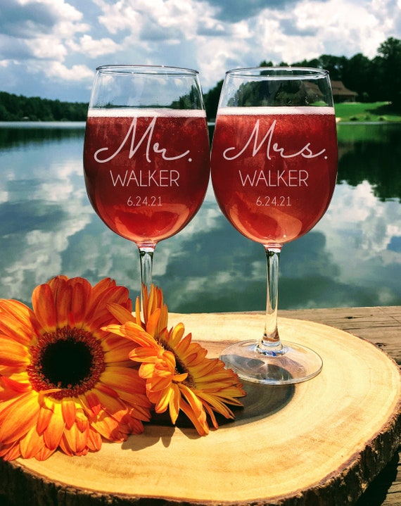 Mr and Mrs Wine Glasses | Set of 2 | Engraved Wine Glass Set for the Couple | Anniversary Gift | Gift for Couples | Wedding Gift