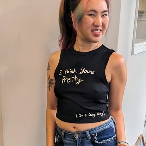 Cropped tanktop I Think You're Pretty Muscle: cropped tanktop met sapphic/lesbian/queer joke