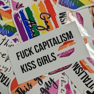 Pegatina "A la mierda con el capitalismo, besa a las chicas" - regalo divertido para lesbianas