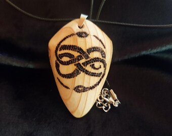 Joyas hechas de madera de pino reciclada.
