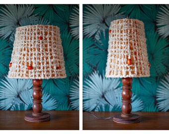 lampe bois abat-jour laine et perle orange, lampe de chevet, lampe à poser bois vintage, déco intérieur, bedside lamp, table lamp, 60's