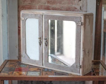 Mobiletto antico per medicinali, mobiletto da bagno, mobiletto in legno a 2 ante, necessita di restauro, mobiletto da bagno vintage a parete, stile Art Déco, anni '50