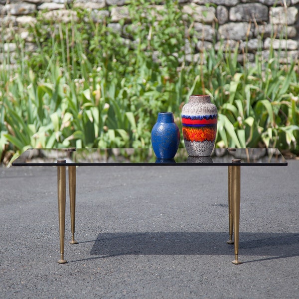 Table basse verre fumé avec pieds laiton réglables, bout de canapé, table années 70