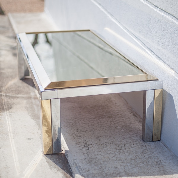 Table basse chrome et laiton avec plateau miroir fumé des années 70. Moderniste et design probablement italienne.dans le style de roméo rega