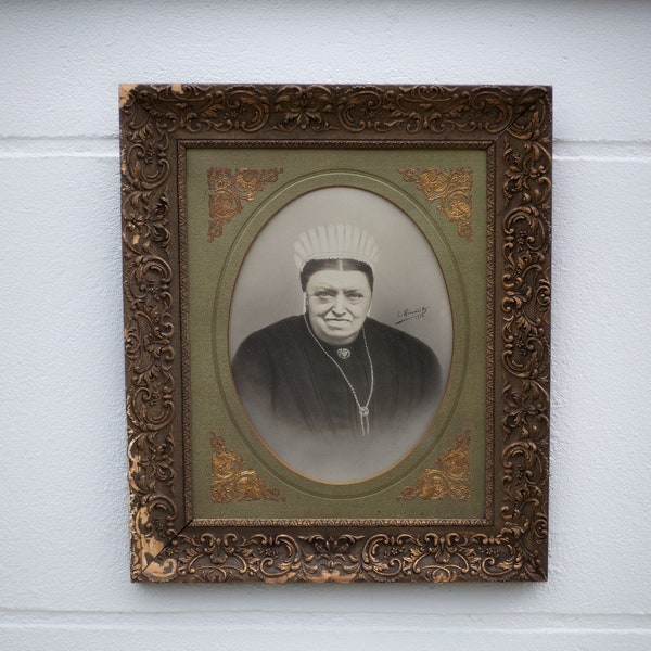 Portrait ancien encadré, tableau portrait photo noir et blanc, encadrement ancien, portrait femme, cadre ancien, old photo frame