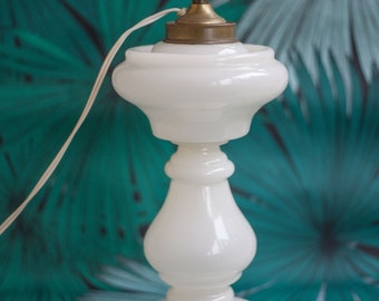 Opalglaslampe, Opalinlampe, Wohnzimmerlampe, Tischlampe, weißes Opalglas, Inneneinrichtung, Opalinlampe