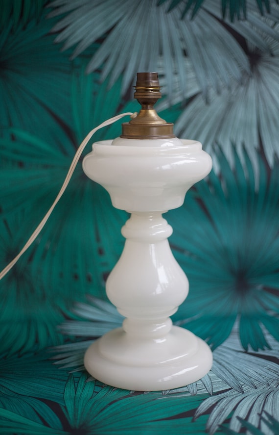 Lampe verre opaline, lampe opaline, lampe de salon, lampe de table, opaline blanche, décoration intérieur, opaline lamp