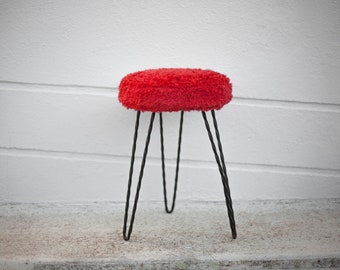 Vintage Hocker, Fellhocker, Beistellhocker, Dreibeinhocker, Schmiedeeisenbeine, Innendekoration, Hocker