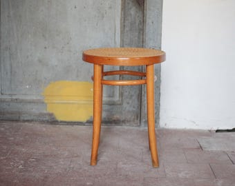 Vintage-Hocker aus Holz und Rohr, Hocker hergestellt in Rumänien, gebogener Holzhocker, Inneneinrichtung, Design, Land, Chalet, Hocker