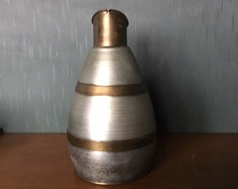 Lot nr 117 vintage J Perard étiqueté et marqué Français pichet en bois pot avec vase orné de raisin incrusté de cuivre - France