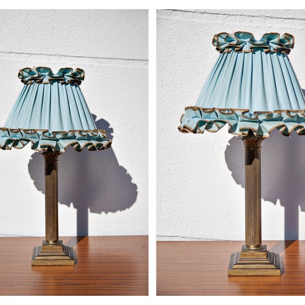 messing lamp met vintage blauwe gelamineerde lampenkap, tafellamp, messing stand empire stijl, blauwe lampenkap, home decor, messing lamp