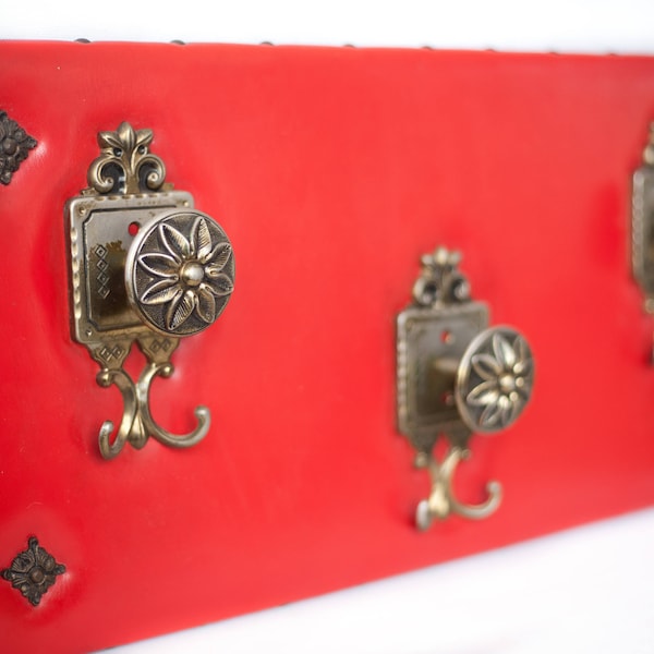 porte-manteau vintage,rouge, porte manteau,vestiaire, skaï, crochet, patère laiton,Wall Coat Rack, hooks, home decor