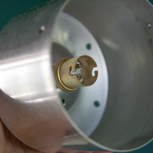 K&ouml;nnte beinhalten: Eine silberne Metall-Lampenfassung mit einer Messing-Gl&uuml;hbirnenfassung.
