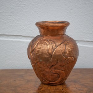 Vintage kopergeschilderde terracotta vaas, oude vaas, vaas met vogel- en vismotief, koperen vaas, aardewerk, art deco