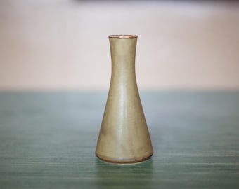 Vintage-Vase, Keramik, ausgestellte Vase, raffinierte Vase, beige Vase, kleine dekorative Vase, Blumentopf, Kollektion