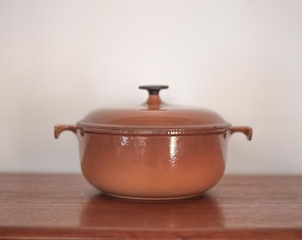 cocotte Le Creuset vintage, La Mama, faitout, designer Enzo Mari, marron 23, fonte émaillée, cuisine, made in france, Enamelware, stewpan